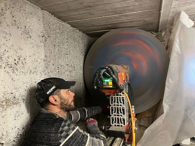 Kernbohrung mit grossem Durchmesser in einer Betonwand